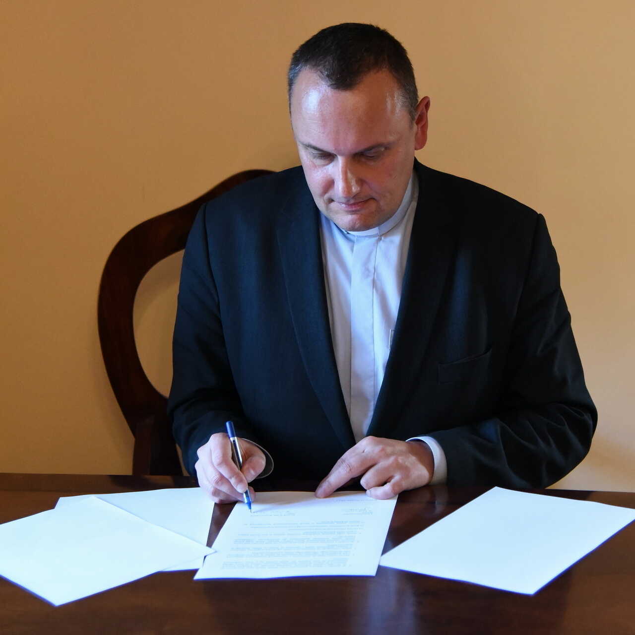 ks_wojciech_zyzak_podpisuje-1280.jpg