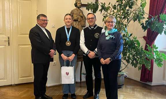 Rektor UPJPII ks. prof. Robert Tyrała, Klaudia Chobot, ks. dr hab. Grzegorz Godawa, dr hab. Małgorzata Duda, prof. UPJPII