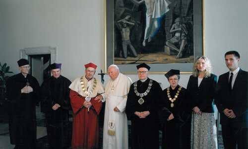 Pielgrzymka (1998), rektor PAT bp T. Pieronek, ks. prof. A. Kubiś, doc. A. Michalik, ks. prof. J. Janicki, o. dr hab. W. Murawiec OFM, studenci: M. Horacek (Wydział Filozofii), S. Radomski (Wydział Historii Kościoła)